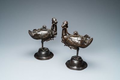 Une paire de brûle-parfums en bronze en forme de canards sur une fleur de lotus, Chine, fin Ming/début Qing