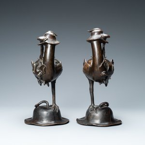 Une paire de brûle-parfums en bronze en forme de canards sur une fleur de lotus, Chine, fin Ming/début Qing — photo 4