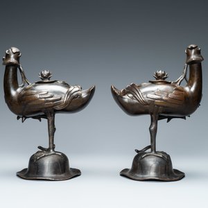 Une paire de brûle-parfums en bronze en forme de canards sur une fleur de lotus, Chine, fin Ming/début Qing — photo 5