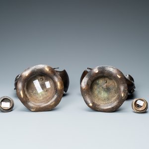 Une paire de brûle-parfums en bronze en forme de canards sur une fleur de lotus, Chine, fin Ming/début Qing — photo 8