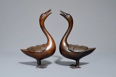 Une paire de brûle-parfums en forme de canards en bronze, Chine, 18ème