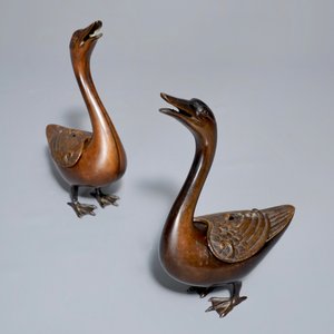 Une paire de brûle-parfums en forme de canards en bronze, Chine, 18ème — photo 6