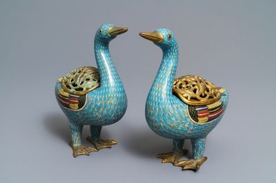 Une paire de brûle-parfums en forme de canards en émaux cloisonnés, Chine, Jiaqing