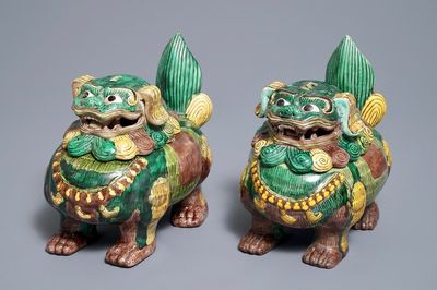 Une paire de brûle-parfums en forme de lions bouddhistes en porcelaine de Chine sancai, 20ème