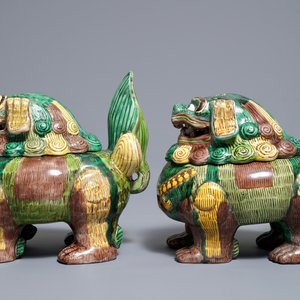 Une paire de brûle-parfums en forme de lions bouddhistes en porcelaine de Chine sancai, 20ème — photo 2