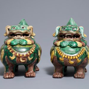 Une paire de brûle-parfums en forme de lions bouddhistes en porcelaine de Chine sancai, 20ème — photo 3