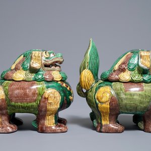 Une paire de brûle-parfums en forme de lions bouddhistes en porcelaine de Chine sancai, 20ème — photo 4