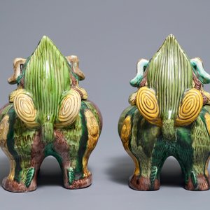 Une paire de brûle-parfums en forme de lions bouddhistes en porcelaine de Chine sancai, 20ème — photo 5