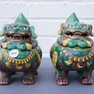 Une paire de brûle-parfums en forme de lions bouddhistes en porcelaine de Chine sancai, 20ème — photo 8