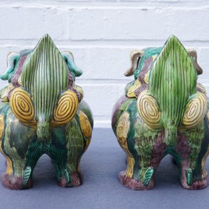 Une paire de brûle-parfums en forme de lions bouddhistes en porcelaine de Chine sancai, 20ème — photo 9