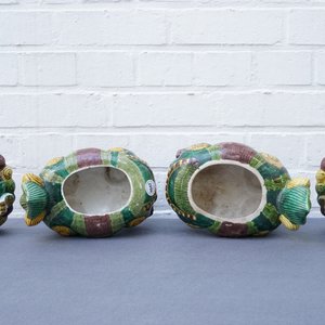 Une paire de brûle-parfums en forme de lions bouddhistes en porcelaine de Chine sancai, 20ème — photo 10