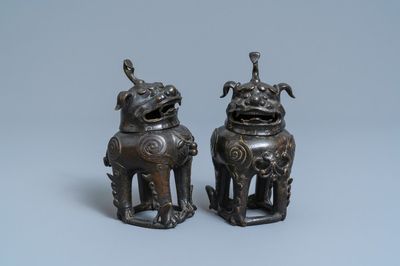 Une paire de brûle-parfums en forme de luduan en bronze laqué et doré, Chine, Ming