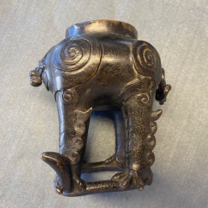 Une paire de brûle-parfums en forme de luduan en bronze laqué et doré, Chine, Ming — photo 18