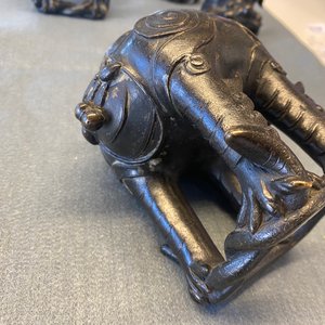 Une paire de brûle-parfums en forme de luduan en bronze laqué et doré, Chine, Ming — photo 19