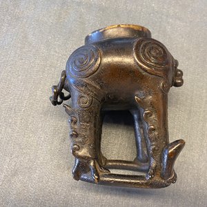 Une paire de brûle-parfums en forme de luduan en bronze laqué et doré, Chine, Ming — photo 24
