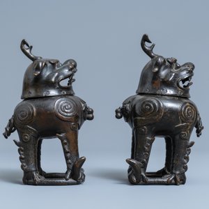 Une paire de brûle-parfums en forme de luduan en bronze laqué et doré, Chine, Ming — photo 3