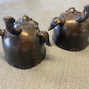 Une paire de brûle-parfums en forme de luduan en bronze laqué et doré, Chine, Ming — photo 33