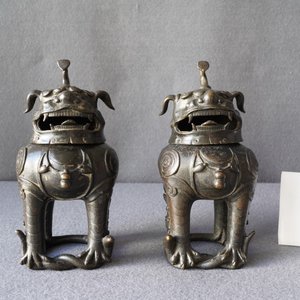 Une paire de brûle-parfums en forme de luduan en bronze laqué et doré, Chine, Ming — photo 8