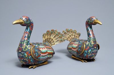 Une paire de brûle-parfums en forme de paons en émaux cloisonnés, Chine, 19ème