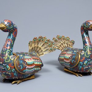 Une paire de brûle-parfums en forme de paons en émaux cloisonnés, Chine, 19ème — photo 1