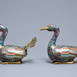 Une paire de brûle-parfums en forme de paons en émaux cloisonnés, Chine, 19ème — photo 2