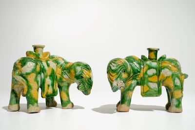 Une paire de brûle-parfums en forme d'éléphants de type épinards et oeuf, Chine, Kangxi