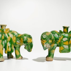 Une paire de brûle-parfums en forme d'éléphants de type épinards et oeuf, Chine, Kangxi — photo 1