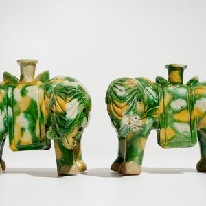 Une paire de brûle-parfums en forme d'éléphants de type épinards et oeuf, Chine, Kangxi — photo 2