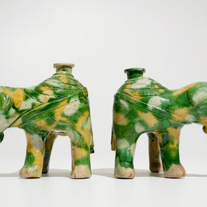 Une paire de brûle-parfums en forme d'éléphants de type épinards et oeuf, Chine, Kangxi — photo 3