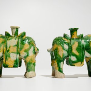 Une paire de brûle-parfums en forme d'éléphants de type épinards et oeuf, Chine, Kangxi — photo 4