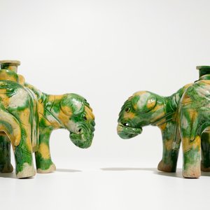 Une paire de brûle-parfums en forme d'éléphants de type épinards et oeuf, Chine, Kangxi — photo 5