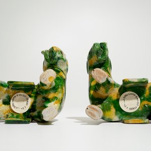 Une paire de brûle-parfums en forme d'éléphants de type épinards et oeuf, Chine, Kangxi — photo 7