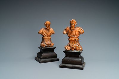 Une paire de bustes de saints en buis sculpté sur socles en placage d’ébène, 17ème