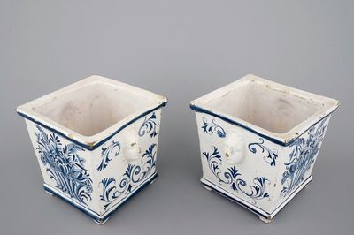 Une paire de cachepots en faïence de Bruxelles bleu et blanc, 18ème siècle