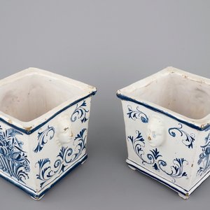 Une paire de cachepots en faïence de Bruxelles bleu et blanc, 18ème siècle — photo 1