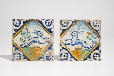 Une paire de carreaux aux lièvres en faïence de Delft, vers 1600