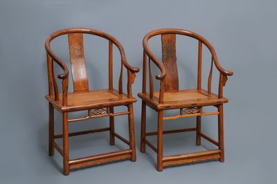 Une paire de chaises chinoises en bois huanghuali, République, 20ème
