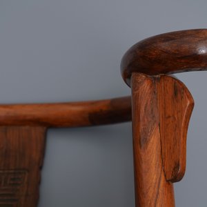 Une paire de chaises chinoises en bois huanghuali, République, 20ème — photo 10