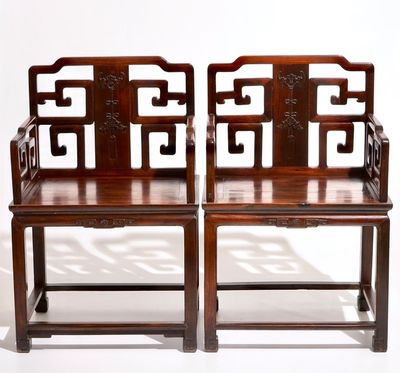 Une paire de chaises en bois sculpté, 19ème