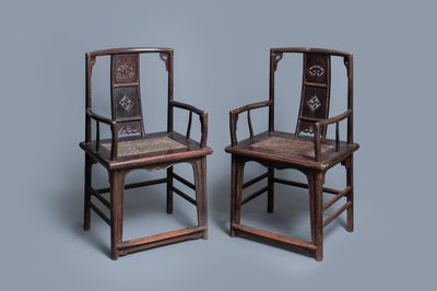 Une paire de chaises en bois sculpté, Chine, 19ème