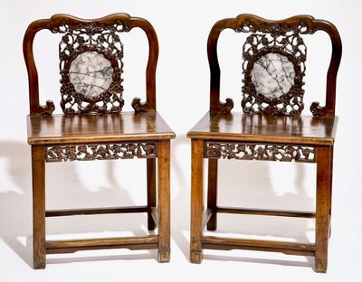Une paire de chaises en bois sculpté incrusté de marbre, 19/20ème