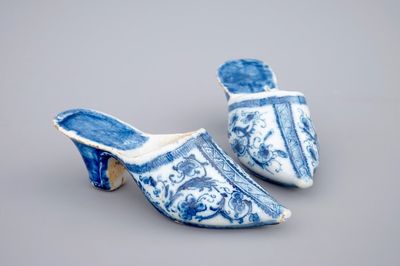Une paire de chaussures en faïence de Delft bleu et blanc, 18ème