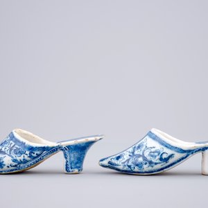 Une paire de chaussures en faïence de Delft bleu et blanc, 18ème — photo 2