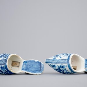 Une paire de chaussures en faïence de Delft bleu et blanc, 18ème — photo 7