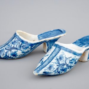 Une paire de chaussures en faïence de Delft bleu et blanc, 18ème — photo 8