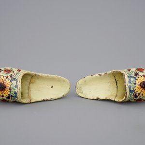 Une paire de chaussures polychromes et un petit bol en faïence de Delft, 18ème — photo 2