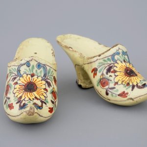 Une paire de chaussures polychromes et un petit bol en faïence de Delft, 18ème — photo 3