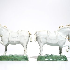 Une paire de chevaux blanches sur tertres verts en faïence de Delft, 18ème — photo 2