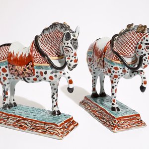 Une paire de chevaux en faïence de Delft polychrome petit feu, 18ème — photo 2