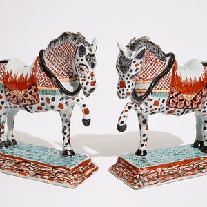 Une paire de chevaux en faïence de Delft polychrome petit feu, 18ème — photo 3